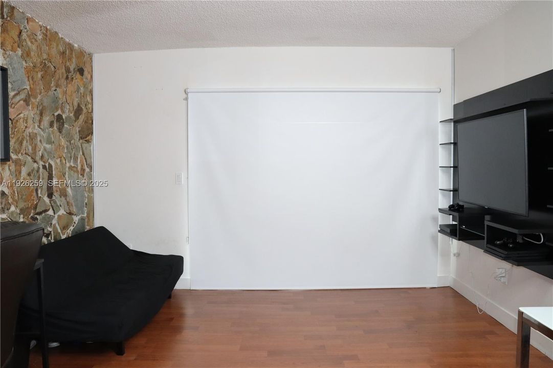 For Sale: $1,950 (1 beds, 1 baths, 746 Square Feet)