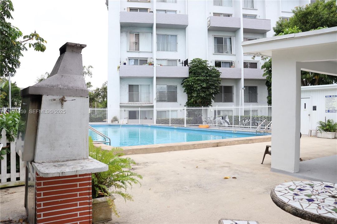 For Sale: $1,950 (1 beds, 1 baths, 746 Square Feet)