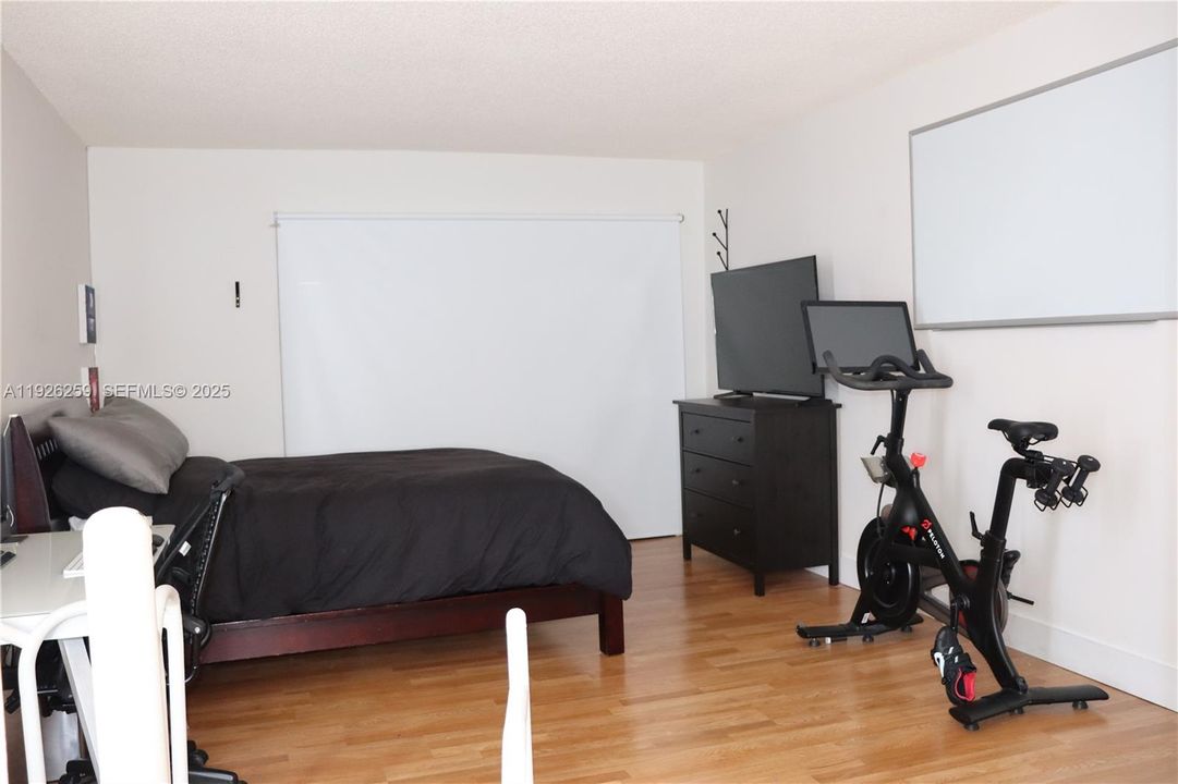 For Sale: $1,950 (1 beds, 1 baths, 746 Square Feet)