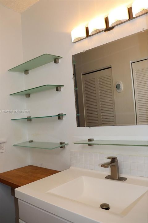 For Sale: $1,950 (1 beds, 1 baths, 746 Square Feet)