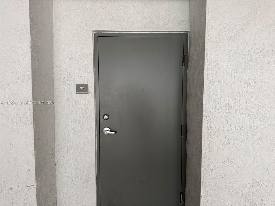 В аренду: $1,150 (0 спален, 1 ванн, 400 Квадратных фут)