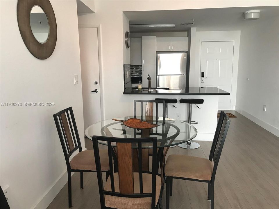 出租: $2,600 (1 贝兹, 1 浴室, 650 平方英尺)