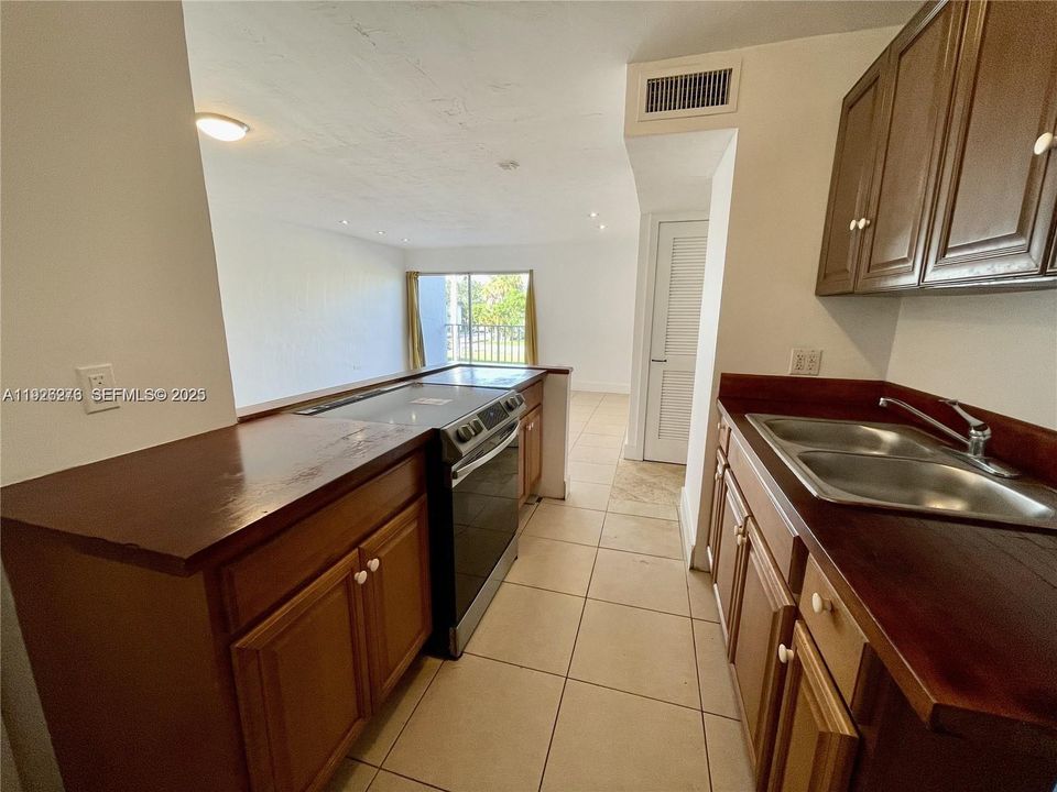 For Sale: $245,000 (2 beds, 2 baths, 763 Square Feet)