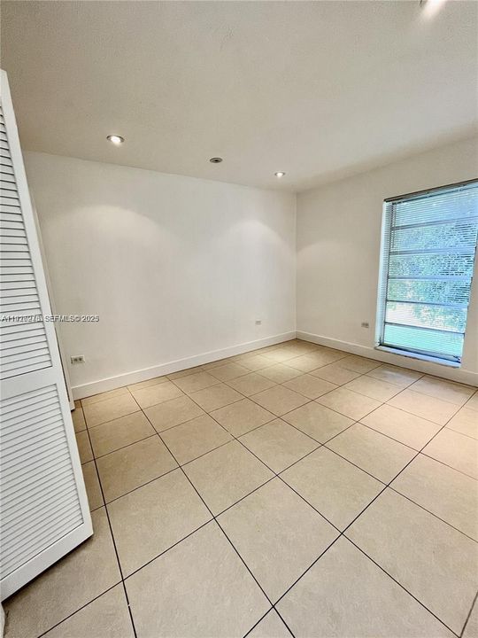 For Sale: $245,000 (2 beds, 2 baths, 763 Square Feet)