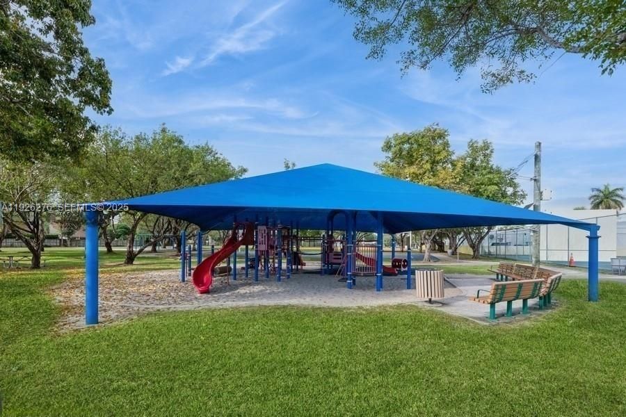 For Sale: $245,000 (2 beds, 2 baths, 763 Square Feet)