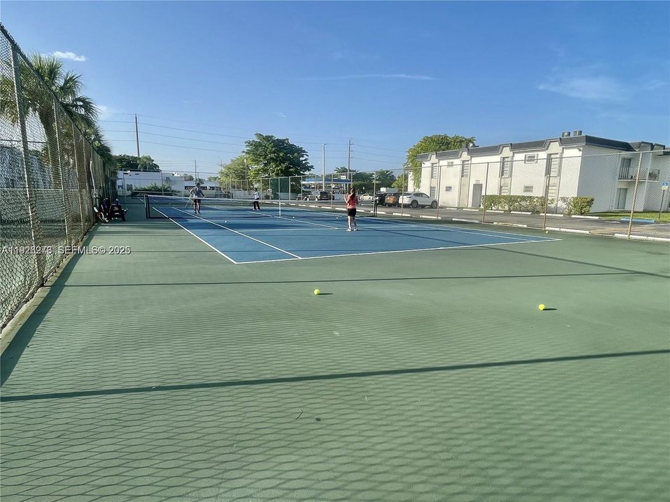 For Sale: $245,000 (2 beds, 2 baths, 763 Square Feet)