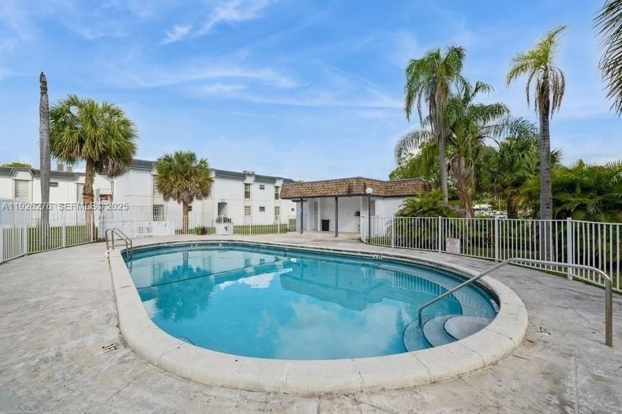 For Sale: $245,000 (2 beds, 2 baths, 763 Square Feet)