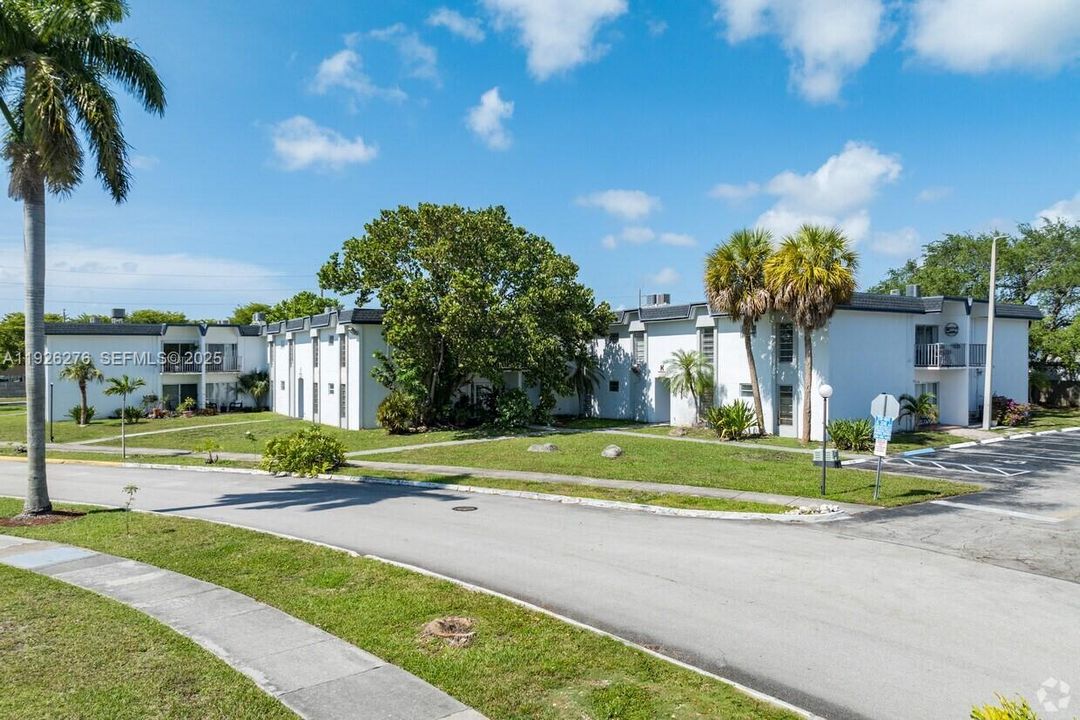 For Sale: $245,000 (2 beds, 2 baths, 763 Square Feet)