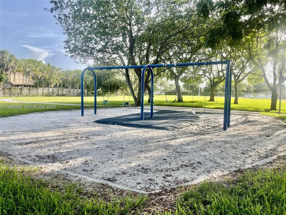 For Sale: $245,000 (2 beds, 2 baths, 763 Square Feet)