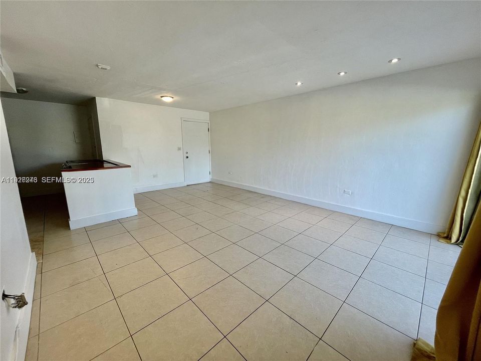 For Sale: $245,000 (2 beds, 2 baths, 763 Square Feet)