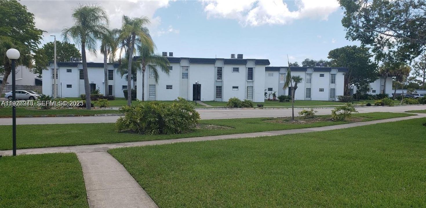 For Sale: $245,000 (2 beds, 2 baths, 763 Square Feet)