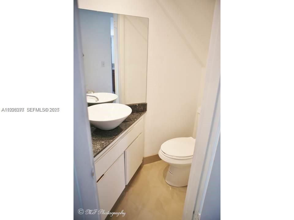 For Rent: $3,200 (2 beds, 3 baths, 1082 Square Feet)