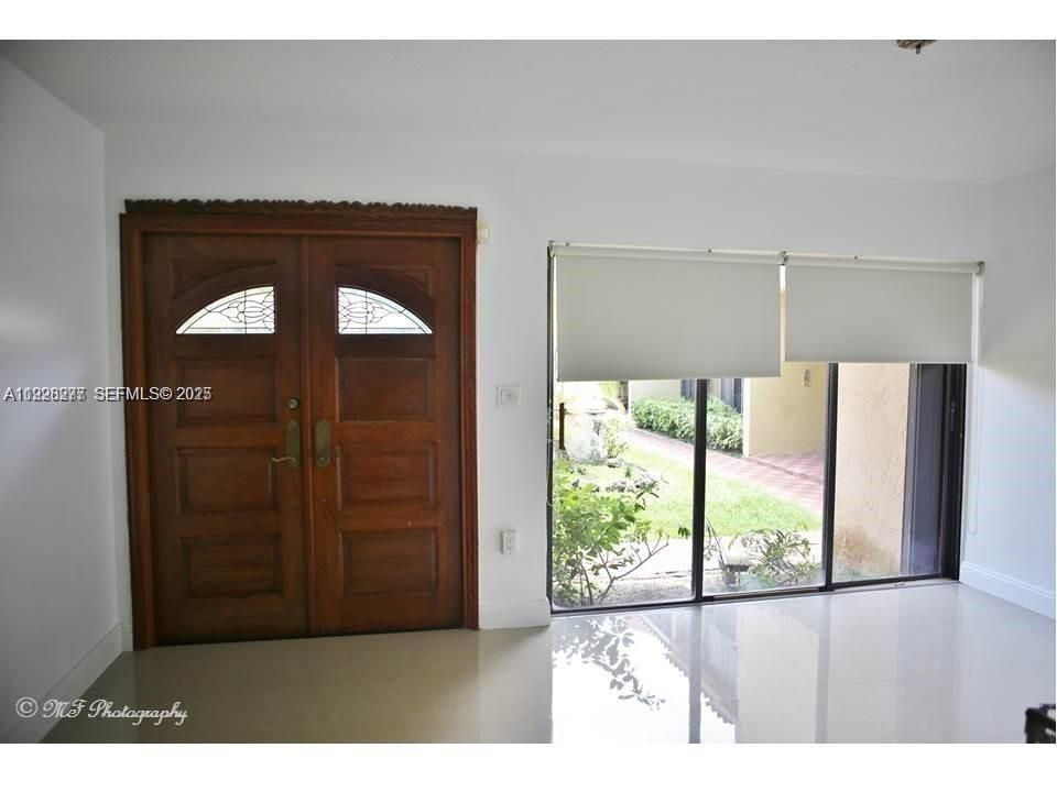 For Rent: $3,200 (2 beds, 3 baths, 1082 Square Feet)