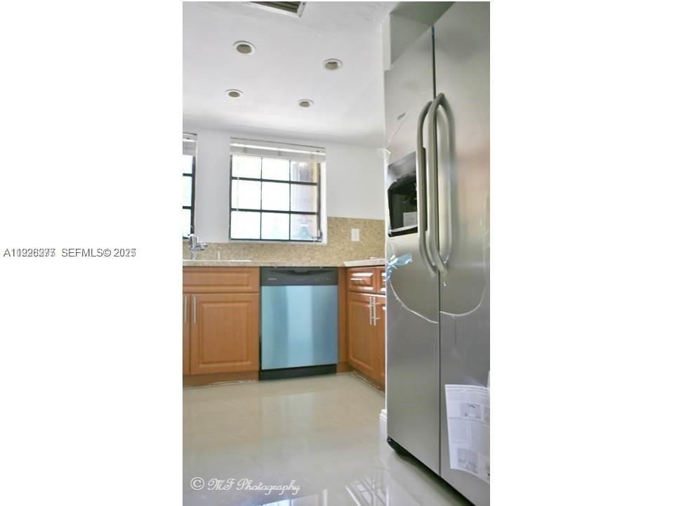 For Rent: $3,200 (2 beds, 3 baths, 1082 Square Feet)