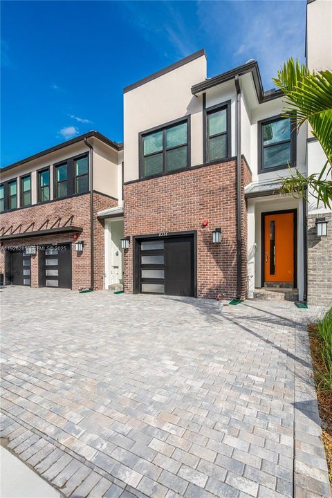 En Renta: $4,150 (3 camas, 2 baños, 1816 Pies cuadrados)