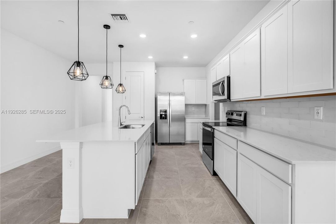 En Renta: $4,150 (3 camas, 2 baños, 1816 Pies cuadrados)