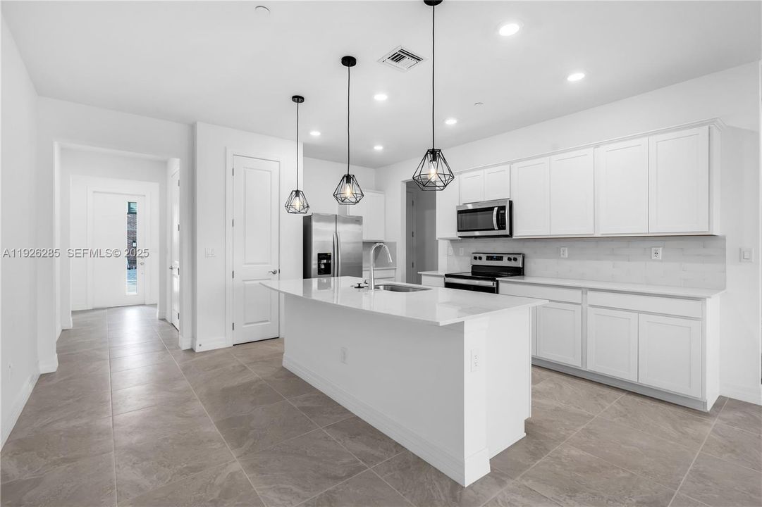 En Renta: $4,150 (3 camas, 2 baños, 1816 Pies cuadrados)