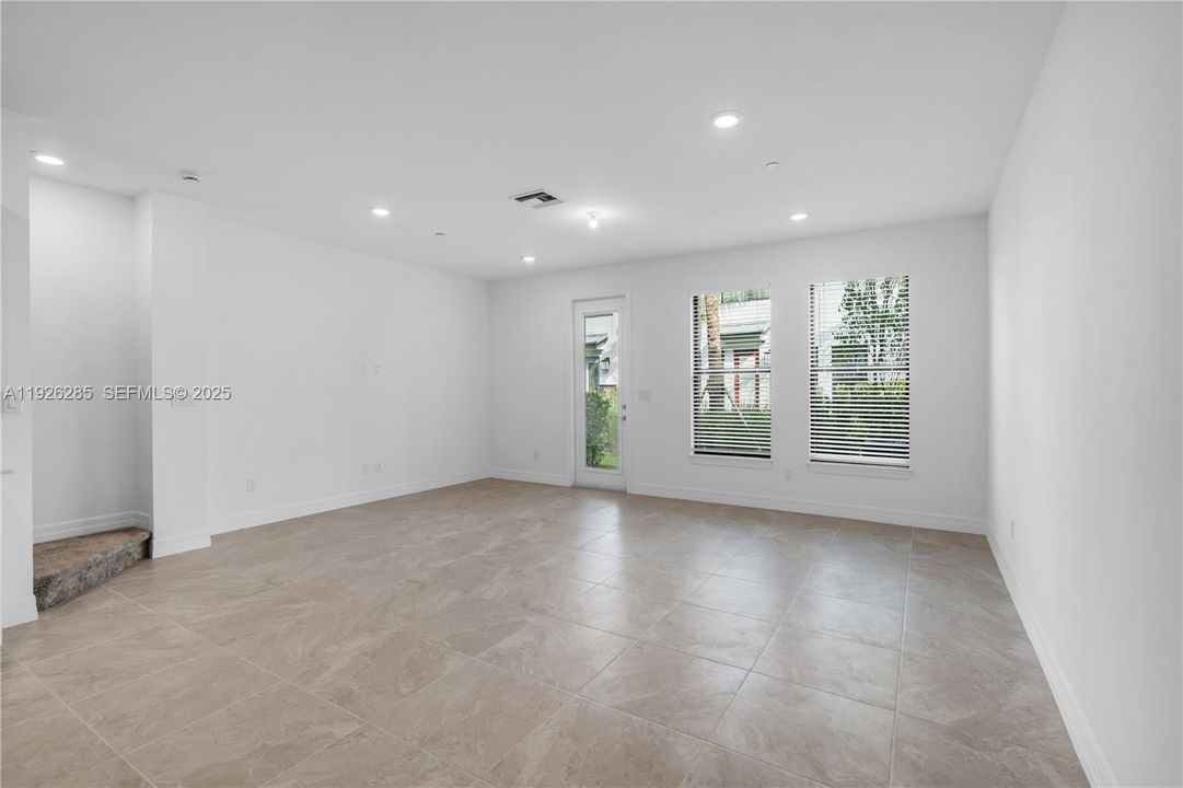 En Renta: $4,150 (3 camas, 2 baños, 1816 Pies cuadrados)