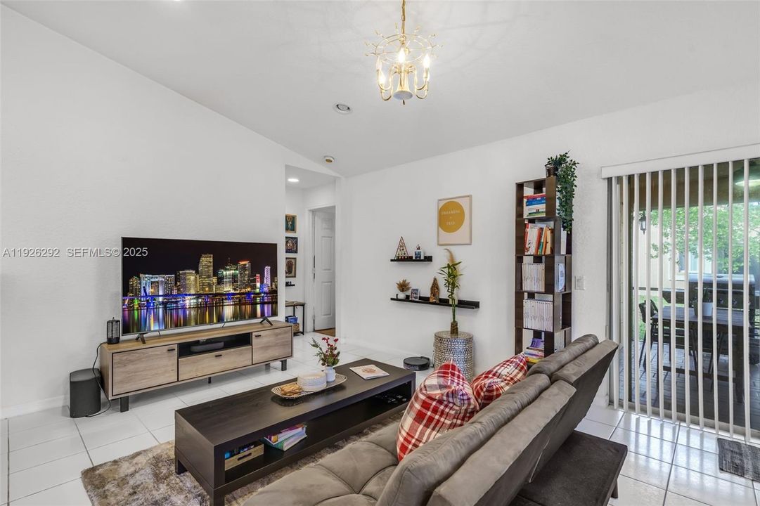 En Venta: $739,000 (3 camas, 2 baños, 1533 Pies cuadrados)