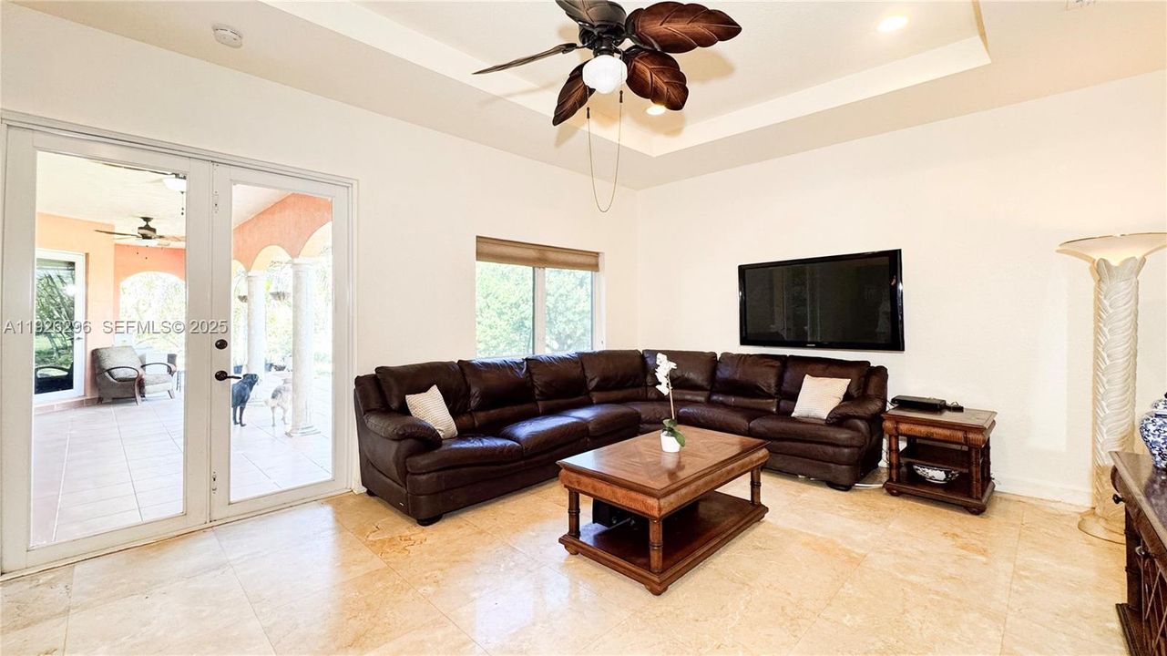 На продажу: $1,575,000 (3 спален, 2 ванн, 2722 Квадратных фут)