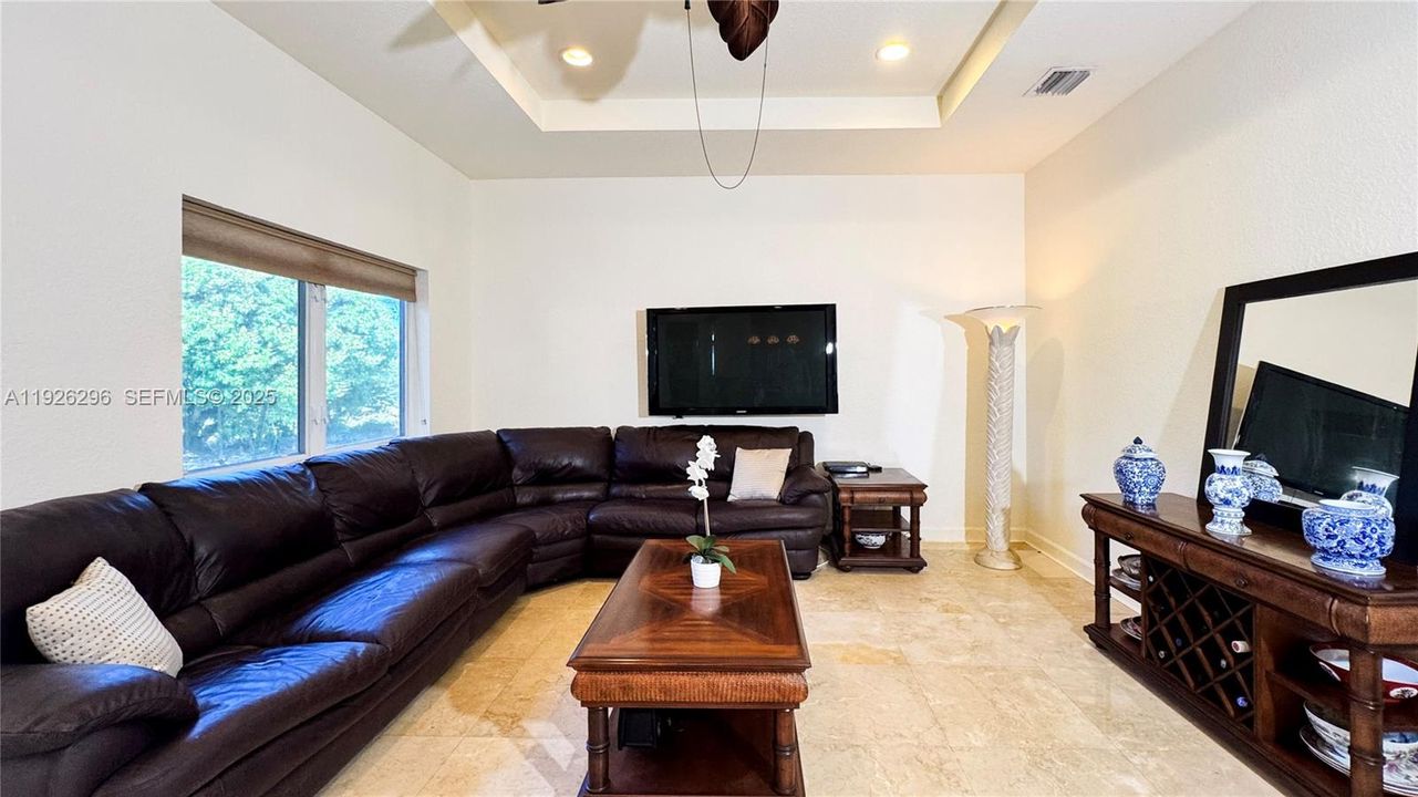 На продажу: $1,575,000 (3 спален, 2 ванн, 2722 Квадратных фут)