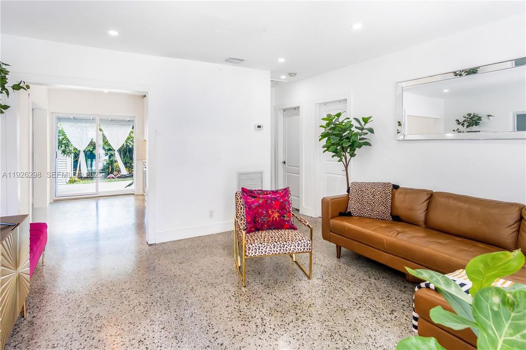 待售: $400,000 (2 贝兹, 1 浴室, 856 平方英尺)