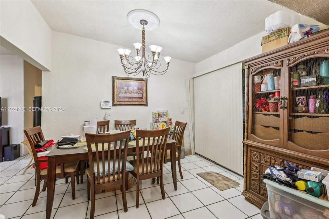 待售: $350,000 (2 贝兹, 1 浴室, 1084 平方英尺)