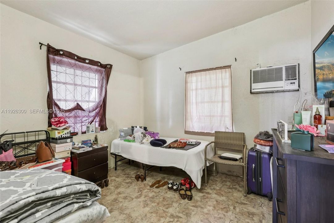 待售: $350,000 (2 贝兹, 1 浴室, 1084 平方英尺)