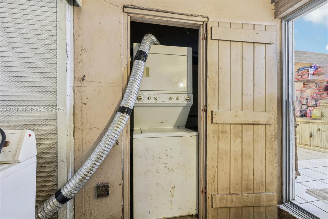 待售: $350,000 (2 贝兹, 1 浴室, 1084 平方英尺)