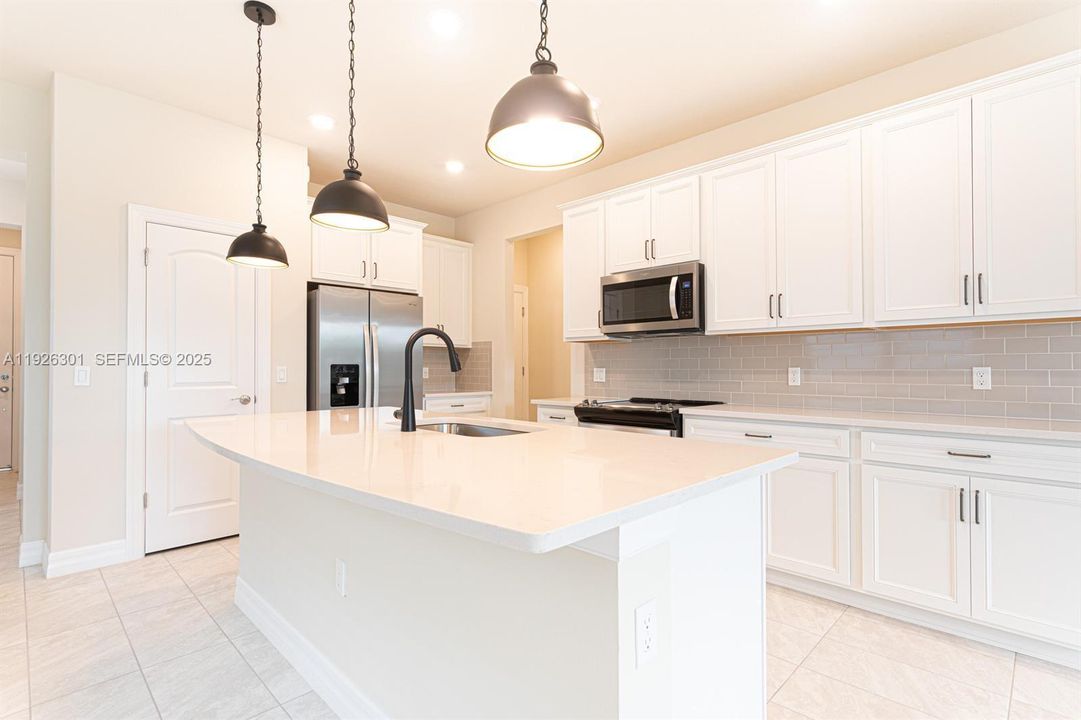 В аренду: $3,350 (3 спален, 2 ванн, 1826 Квадратных фут)