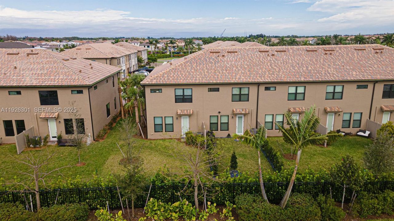 В аренду: $3,350 (3 спален, 2 ванн, 1826 Квадратных фут)