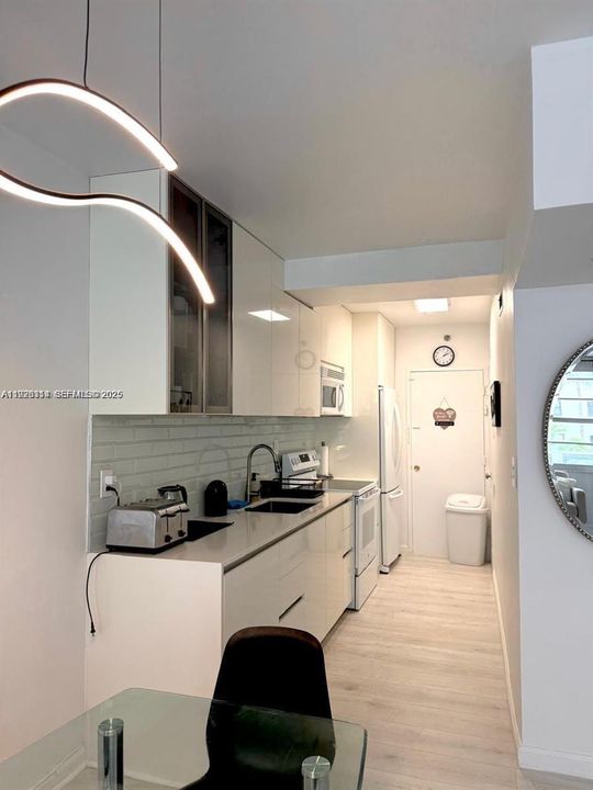 出租: $4,000 (0 贝兹, 1 浴室, 550 平方英尺)