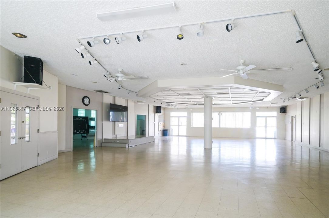 待售: $75,000 (1 贝兹, 1 浴室, 680 平方英尺)