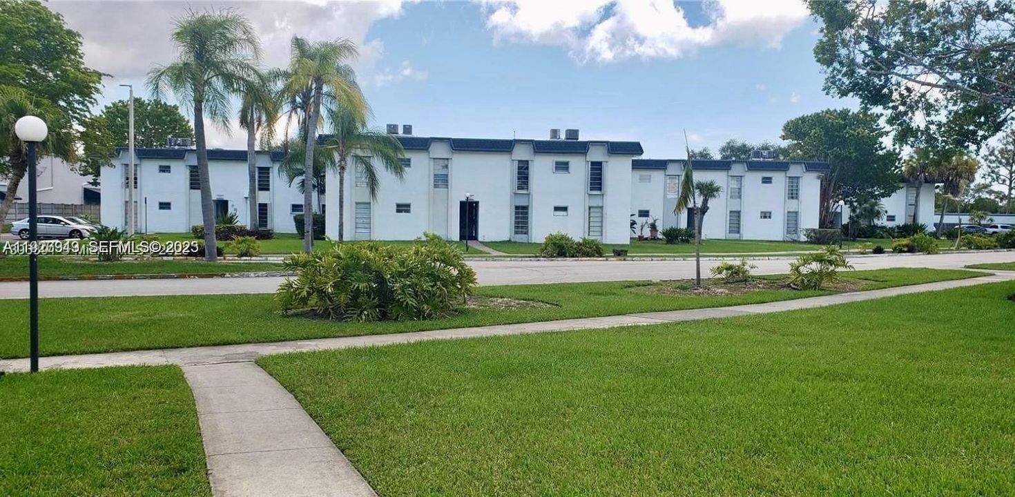 На продажу: $245,000 (2 спален, 2 ванн, 763 Квадратных фут)