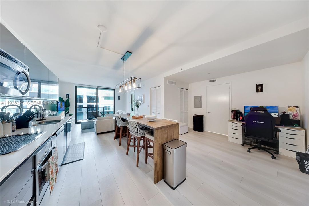 For Sale: $455,000 (1 beds, 1 baths, 710 Square Feet)