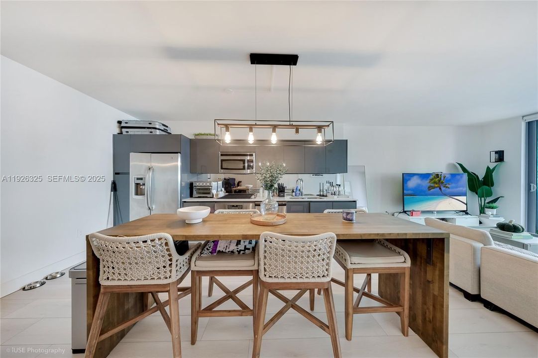 For Sale: $455,000 (1 beds, 1 baths, 710 Square Feet)