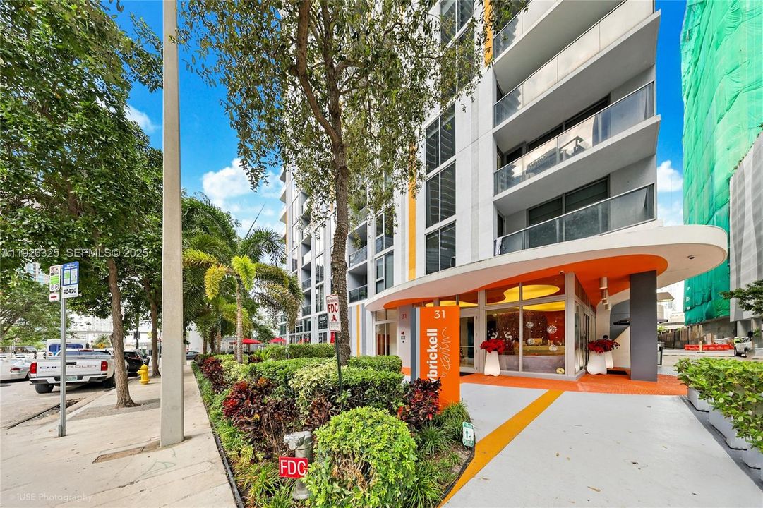 For Sale: $455,000 (1 beds, 1 baths, 710 Square Feet)