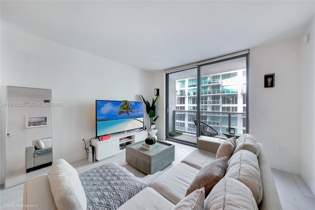 For Sale: $455,000 (1 beds, 1 baths, 710 Square Feet)
