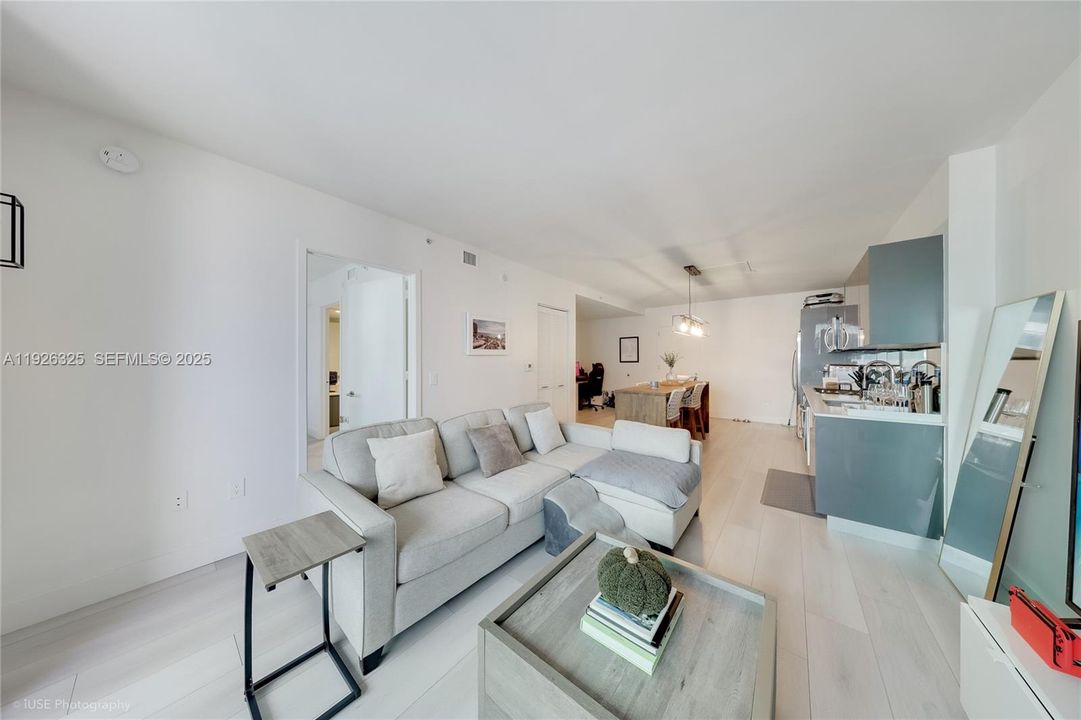 For Sale: $455,000 (1 beds, 1 baths, 710 Square Feet)