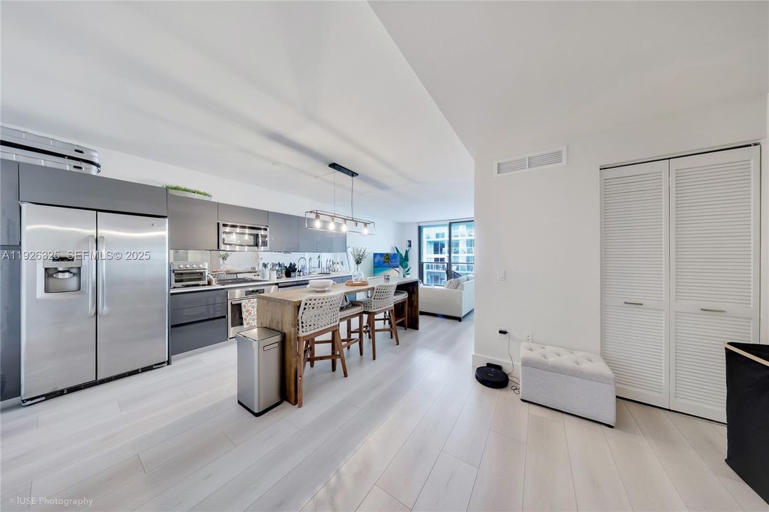 For Sale: $455,000 (1 beds, 1 baths, 710 Square Feet)