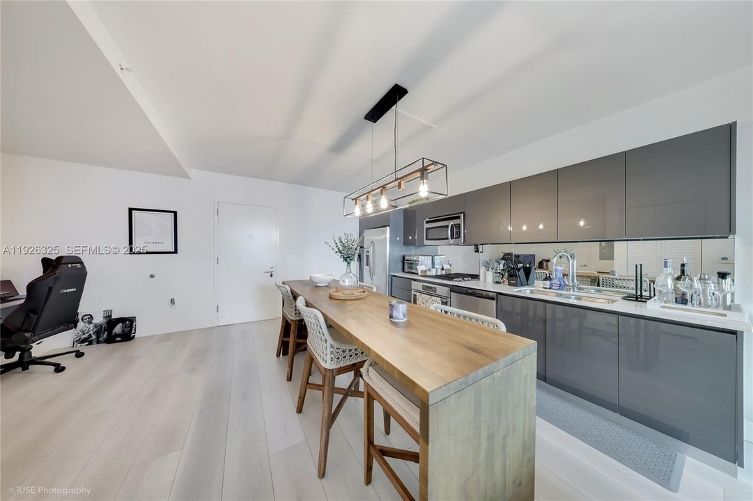 For Sale: $455,000 (1 beds, 1 baths, 710 Square Feet)