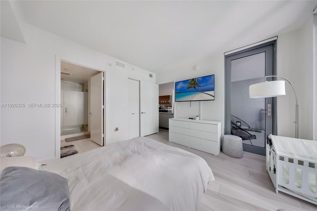 For Sale: $455,000 (1 beds, 1 baths, 710 Square Feet)