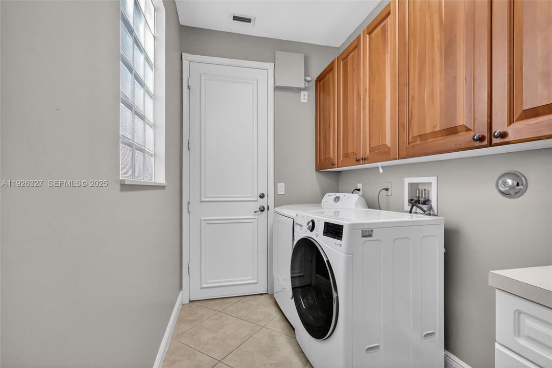 En Venta: $1,299,000 (5 camas, 4 baños, 3365 Pies cuadrados)