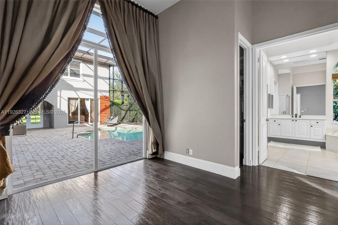 En Venta: $1,299,000 (5 camas, 4 baños, 3365 Pies cuadrados)