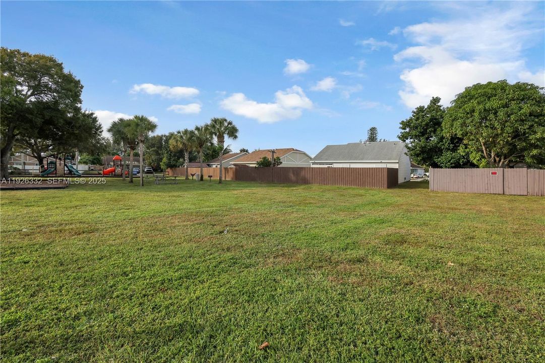 For Sale: $425,000 (2 beds, 2 baths, 1116 Square Feet)