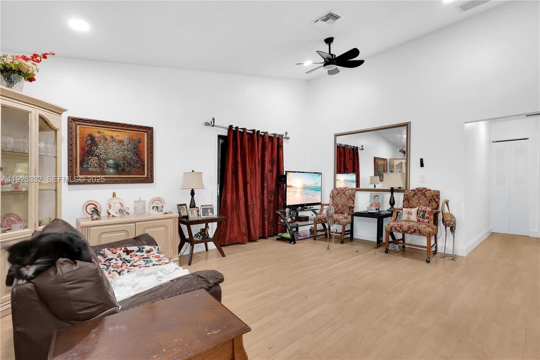 For Sale: $425,000 (2 beds, 2 baths, 1116 Square Feet)