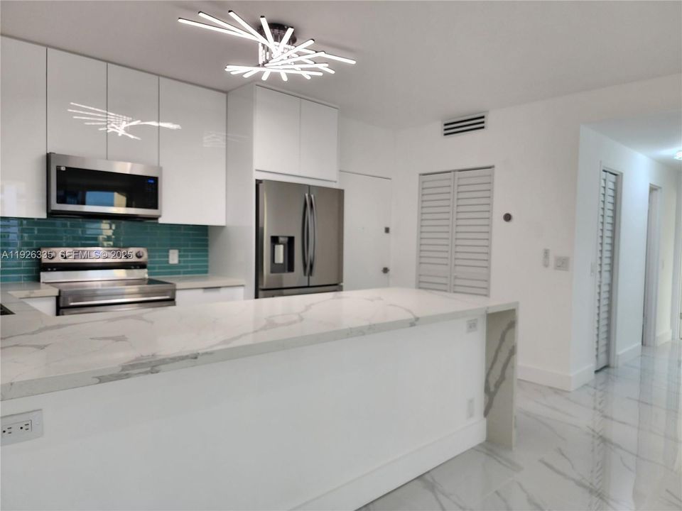 For Sale: $614,000 (2 beds, 2 baths, 1100 Square Feet)