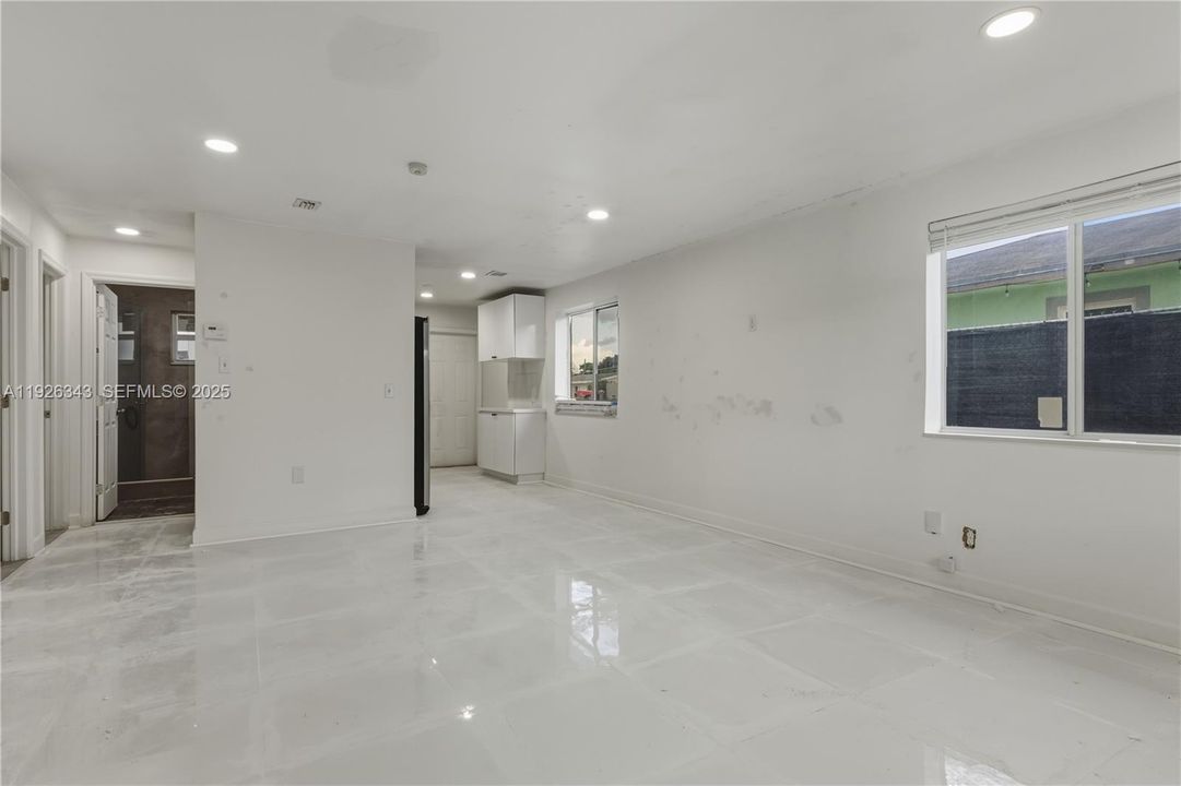 В аренду: $2,599 (3 спален, 1 ванн, 840 Квадратных фут)