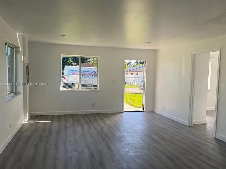 В аренду: $2,599 (3 спален, 1 ванн, 840 Квадратных фут)