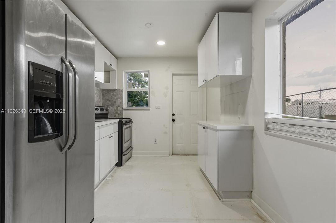 В аренду: $2,599 (3 спален, 1 ванн, 840 Квадратных фут)